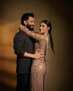 Mouni Pics: કેમેરાની સામે પતિ સૂરજ નામ્બિયાર રોમાન્ટિક થઇ Mouni Roy, કપલની તસવીરોએ વધાર્યો ઇન્ટરનેટનો પારો....