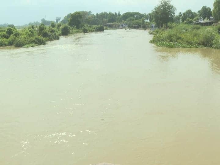 ஆற்றின் இரு கரைகளையும் தொட்டப்படி செல்லும் வெள்ளம்