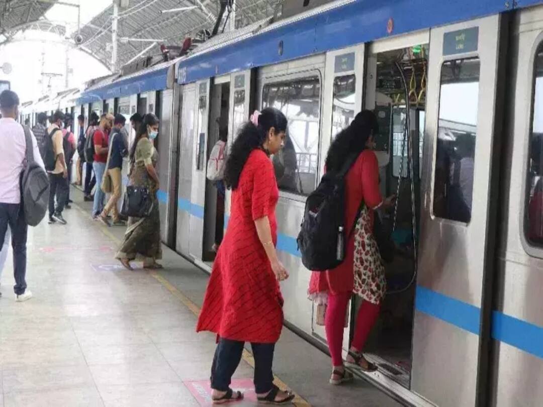 Chennai Metro Rail: யப்பாடா! ஒரு வழியா பிரச்னை முடிஞ்சுது! பரிதவித்த மெட்ரோ ரயில் பயணிகளுக்கு வந்த சூப்பர் நியூஸ்! Chennai Metro Rail Passengers can now utilise both paper QR and Singara Chennai Card to travel in the Metro Train Chennai Metro Rail: யப்பாடா! ஒரு வழியா பிரச்னை முடிஞ்சுது! பரிதவித்த மெட்ரோ ரயில் பயணிகளுக்கு வந்த சூப்பர் நியூஸ்!
