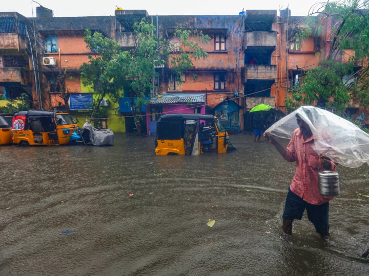 अमरावती मौसम विज्ञान केंद्र ने बताया कि गंभीर चक्रवाती तूफान के केंद्र के पास तूफान की वर्तमान तीव्रता 90 - 100 किलोमीटर प्रति घंटा है और हवाएं 110 किलोमीटर प्रति घंटे तक की गति चल रही हैं