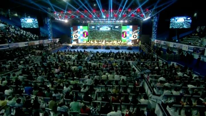 নেতাজি ইনডোরে যেন ভরপুর উদযাপনের মেজাজ।প্রকাশ্য়ে নাচের ছন্দে পা মেলাতে আগেও দেখা গিয়েছে বাংলার মুখ্যমন্ত্রীকে। তবে কলকাতা আন্তর্জাতিক চলচ্চিত্র উৎসবের মঞ্চে এমন ছবি এই প্রথম।