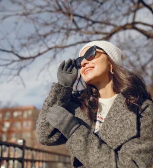 ਧੁੱਪ ਵਿਚ ਰਹਿਣ ਨਾਲ ਸਰੀਰ ਵਿਚ ਐਂਡੋਰਫਿਨ ਨਾਂ ਦੇ ਹਾਰਮੋਨ ਨਿਕਲਦੇ ਹਨ ਜੋ ਸਾਡੇ ਮੂਡ ਨੂੰ ਬਿਹਤਰ ਬਣਾਉਣ ਵਿਚ ਮਦਦ ਕਰਦੇ ਹਨ। ਇਹ ਹਾਰਮੋਨ ਸਰੀਰ ਅਤੇ ਦਿਮਾਗ ਨੂੰ ਆਰਾਮ ਦਿੰਦੇ ਹਨ ਅਤੇ ਤਣਾਅ ਨੂੰ ਘੱਟ ਕਰਨ ਵਿੱਚ ਮਦਦਗਾਰ ਹੁੰਦੇ ਹਨ। ਸੂਰਜ ਦੀ ਰੌਸ਼ਨੀ ਵਿੱਚ ਰਹਿ ਕੇ ਸਾਡਾ ਮਨ ਵਧੇਰੇ ਸ਼ਾਂਤ ਅਤੇ ਪ੍ਰਸੰਨ ਰਹਿੰਦਾ ਹੈ।