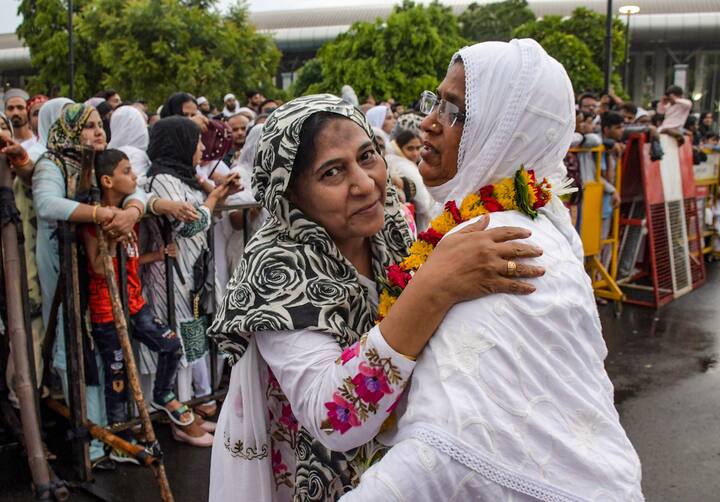 हज के लिए 70 साल या इससे अधिक उम्र वाले लोग भी आवेदन कर सकते हैं. आप वेबसाइट पर हज से संबंधित सारे दिशा-निर्देश पढ़ सकते हैं.