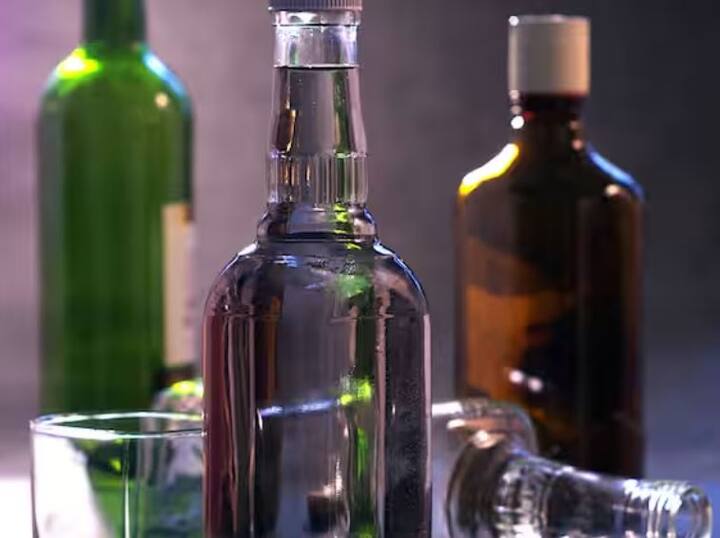 ਜੇਕਰ ਤੁਸੀਂ ਅਜਿਹਾ ਕਰਦੇ ਹੋ, ਤਾਂ ਤੁਹਾਨੂੰ ਰੇਲਵੇ ਐਕਟ 1989 ਦੀ ਧਾਰਾ 145 ਦੇ ਤਹਿਤ 6 ਮਹੀਨੇ ਦੀ ਕੈਦ ਜਾਂ 500 ਰੁਪਏ ਜੁਰਮਾਨਾ ਹੋ ਸਕਦਾ ਹੈ। ਜਾਂ ਇਹ ਦੋਵੇਂ ਹੋ ਸਕਦੇ ਹਨ।