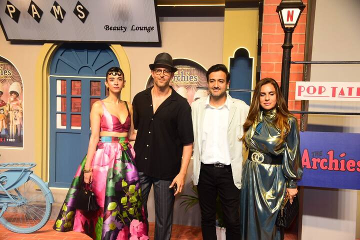 बॉलीवुड के हैंडसम हंक ऋतिक रोशन भी अपनी गर्लफ्रेंड सबा आजाद के साथ ‘द आर्चीज’ के प्रीमियर में शामिल हुए.