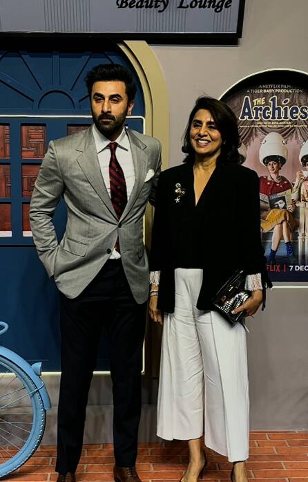 वहीं बॉलीवुड के ‘एनिमल’ यानि रणबीर कपूर भी अपनी मां और एक्ट्रेस नीतू कपूर के साथ ‘द आर्चीज’ के प्रीमियर में पहुंचे.