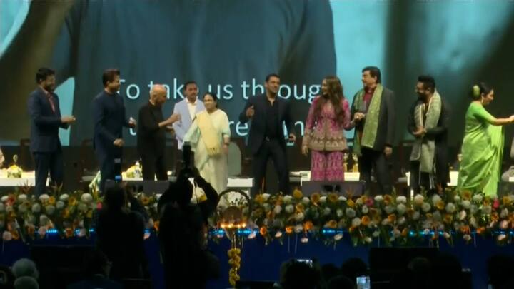 জমাটি মেজাজে শুরু হয়ে গেল ২৯তম কলকাতা আন্তর্জাতিক চলচ্চিত্র উৎসব। উদ্বোধনী অনুষ্ঠান মঞ্চে সলমন খানের সঙ্গে পা মেলাতে দেখা গেল মহেশ ভট্ট, অনিল কপূরদের। বসে রইলেন না মুখ্যমন্ত্রী মমতা বন্দ্যোপাধ্যায়।