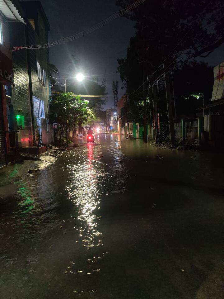 இரவு நேரத்தில் பயங்கரமாக காட்சியளிக்கும் மடிப்பாக்கம். பாம்பு உள்ளிட்ட உயிரினங்களும் வீட்டில் சூழ்ந்ததாக மக்கள் தெரிவித்துள்ளனர்.