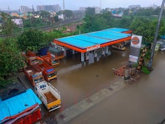 Photos: सड़कें, एयरपोर्ट और स्टेशन बने समंदर, तैर रहीं गाड़ियां, तस्वीरों में देखें मिचौंग की तबाही