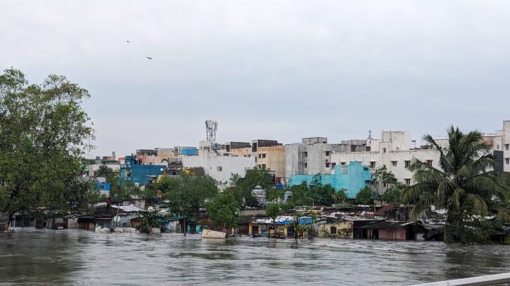 தார் சாலையாக இருந்த தெருக்கள், தண்ணீர் சாலையாக மாறியது. இதனால் இருசக்கர வாகனங்களை இயக்க சிரமம் ஏற்பட்டது. அத்துடன் கார்களும் சேதத்திற்கு உள்ளானது.
