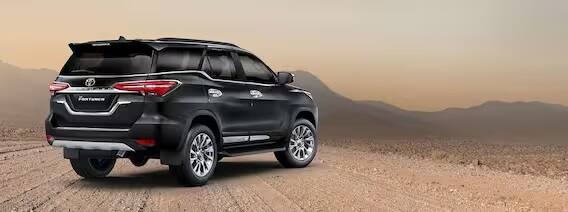 Popular Cars: ભારતીય ઓટો માર્કેટમાં કેટલીય કારો છે, બજેટ કારથી લઇને હાઇટેક અને લક્ઝૂરિય કારની એક લાંબી રેન્જ અહીં અવેલેબલ છે. જો તમે એક સારી કારની ખરીદી કરવા માંગો છો, તો આ આર્ટિકલ તમારા કામનો છે. તાજેતરમાં જ દેશના પાંચ રાજ્યોમાં ચૂંટણી યોજાઈ હતી, જેમાં મતદારોની સાથે કેટલાક કાર પણ જોવામાં આવી હતી. જેના વિશે અમે તમને આગળ જણાવવા જઈ રહ્યા છીએ....