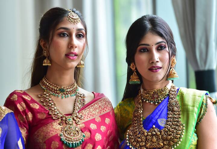 এরপর পৌষ পেরোলেই মাঘ মাসেই ফের বিয়ের মরসুম। ফলে এখন থেকেই সোনা কিনতে তুঙ্গে থাকবে ব্যস্ততা। এইসময় সোনার দোকানে কেনাকাটাও বাড়ে। তাই নজর থাকে নিত্যদিনের সোনার দামে ওঠানামাতেও।