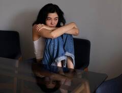 Schizophrenia : अलग ही दुनिया में रहते हैं इस बीमारी के मरीज, लोगों से दूर अकेलेपन की जीते हैं जिंदगी