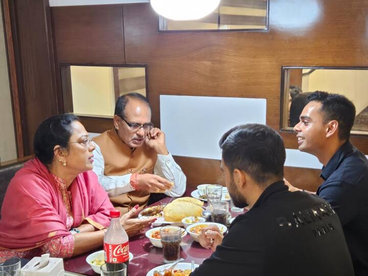 Madhya Pradesh Assembly Election Results 2023 CM Shivraj Singh Chouhan Reached Bhopal took Dinner With Family ann MP Election Result 2023: शानदार नतीजों के बाद रिलेक्स मूड में नजर आए सीएम शिवराज, परिवार के साथ भोपाल में किया डिनर