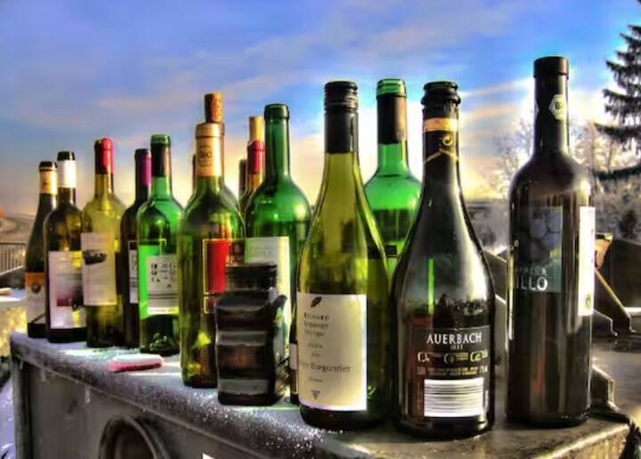 દારૂ અંગે રાજ્યોના પોતાના કાયદા છે. જેમ કે ગુજરાત અને બિહારમાં દારૂ પર પ્રતિબંધ છે. તેથી જો તમે અહીં ગમે ત્યાંથી દારૂ લાવશો તો અહીંના કાયદા મુજબ તમને સજા થઈ શકે છે.