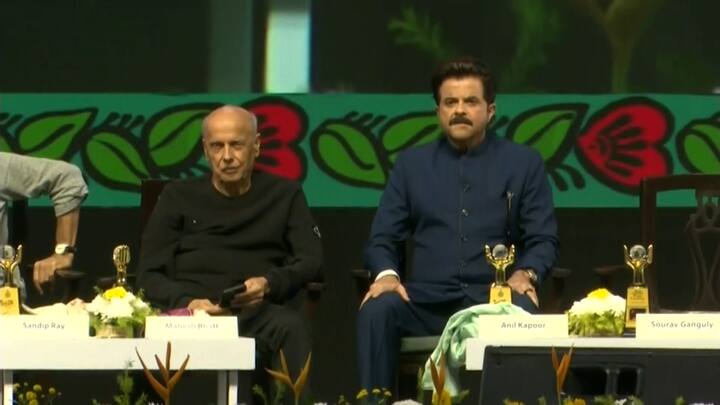 । আচমকাই 'দিদি'-র দিকে এগিয়ে গেলেন 'ভাইজান'। হাত বাড়িয়ে দেন মহেশ ভট্ট। অতঃপর 'ভট্টসাব' এবং 'সলমনের' হাত ধরে চেয়ার ছেড়ে দাঁড়িয়ে পড়েন তৃণমূলনেত্রী। পাশে চলে আসেন অনিল কপূর।