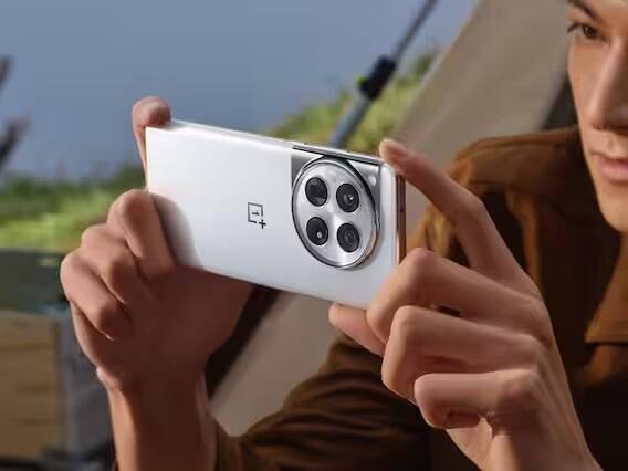 ટિપસ્ટર અભિષેક યાદવે X પર Oneplus 12 ની કેટલીક તસવીરો શેર કરી છે. તેણે સ્માર્ટફોનનો 360 ડિગ્રી વ્યૂ પણ શેર કર્યો છે. તમે મોબાઈલ ફોનને લીલા, કાળા અને સફેદ રંગમાં ખરીદી શકશો.