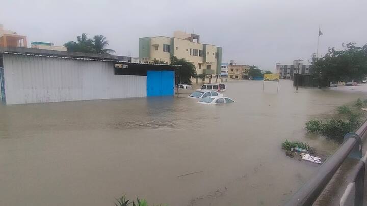 பல இடங்களில் படகில் மழை வெள்ளத்தில் சிக்கியுள்ளோரை மீட்கும் பணிகள் நடைபெற்று வருகிறது. பல்வேறு இடங்களில் கார்கள் நீரில் மூழ்கின.