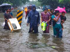 Photos: सड़कें, एयरपोर्ट और स्टेशन बने समंदर, तैर रहीं गाड़ियां, तस्वीरों में देखें मिचौंग की तबाही
