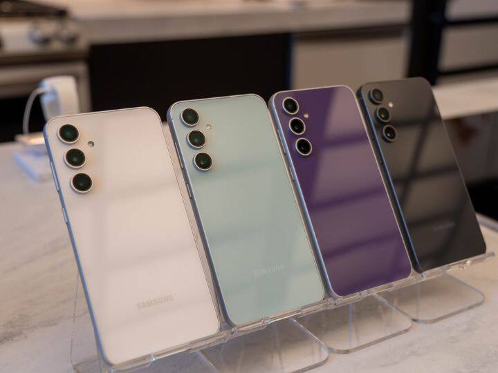Samsung Galaxy F54 5G: इस फोन में 108MP का प्राइमेसी कैमरा मिलता है. मोबाइल फोन Exynos 1380 5nm प्रोसेसर, 6.7 इंच की डिस्प्ले और 6000 एमएएच की बैटरी के साथ आता है.
