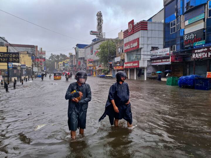 चक्रवाती तूफान ‘मिगजॉम’ के मंगलवार की पूर्वाह्न आंध्र प्रदेश के समुद्र तट से टकराने की संभावना है. खराब मौसम के कारण कई ट्रेनें और उड़ानें रद्द होने से परिवहन सेवाएं बुरी तरह प्रभावित हुईं.
