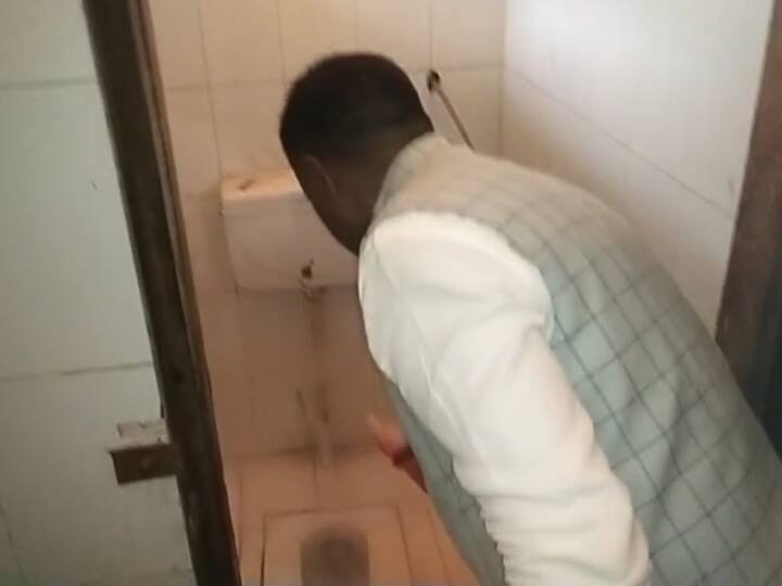 Bandikui BJP MLA Bhagchand Tankda Clean Toilet and Warn Hospital Administration Rajasthan Election Result 2023 ann Rajasthan: 'काम तो करना पड़ेगा, मुझे बाथरूम की सफाई करनी आती है, तो बाकी सफाई भी...', फुल एक्शन मोड में BJP विधायक