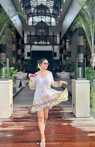 ਆਪਣੀਆਂ ਹਾਲੀਆ ਤਸਵੀਰਾਂ 'ਚ ਹਿਨਾ ਖਾਨ ਆਪਣੀ ਛੁੱਟੀਆਂ ਦਾ ਪੂਰਾ ਆਨੰਦ ਲੈਂਦੀ ਨਜ਼ਰ ਆ ਰਹੀ ਹੈ, ਜਿਸ ਨੂੰ ਦੇਖਣ ਤੋਂ ਬਾਅਦ ਤੁਸੀਂ ਵੀ ਛੁੱਟੀਆਂ 'ਤੇ ਜਾਣ ਲਈ ਬੇਤਾਬ ਮਹਿਸੂਸ ਕਰੋਗੇ।