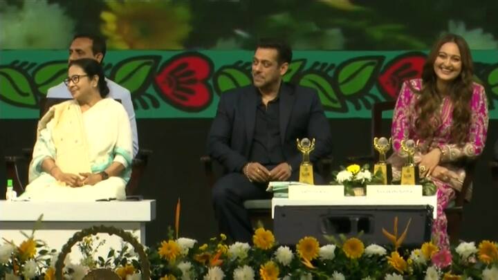 মঞ্চে বসে রয়েছেন অনিল কপূর, মহেশ ভট্ট, সলমন খান, সোনাক্ষী সিনহা, শত্রুঘ্ন সিনহা। মাঝে মুখ্যমন্ত্রী মমতা বন্দ্যোপাধ্যায়। একদিকে সৌরভ গঙ্গোপাধ্যায়। নেতাজি ইন্ডোর স্টেডিয়ামে KIFF-র উদ্বোধনী মঞ্চে যেন চাঁদের হাট। হঠাৎ চোখের ইশারায় সোনাক্ষীর দিকে কী যেন ইঙ্গিত করলেন 'ভাইজান'। চোখে দুষ্টুমির হাসি। এগিয়ে এলেন রাজ চক্রবর্তী, জুন মালিয়া।