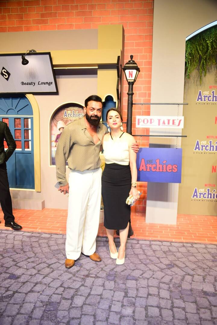 ‘द आर्चीज’ प्रीमियर में ‘एनिमल’ के जरिए बड़े पर्दे पर छाने वाले बॉबी देओल अपनी पत्नी के साथ पहुंचे. दोनों ने पैपराजी को कई सारे पोज भी दिए.