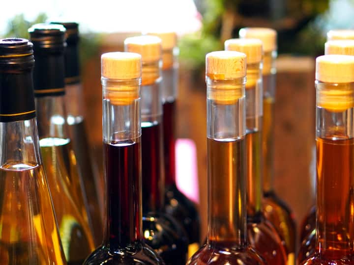 वहीं प्लेन से शराब ले जाने की बात करें तो कोई भी यात्री अपने हैंडबैग में 100 मिली तक शराब अपने साथ यात्रा के दौरान ले जा सकता है. जबकि, प्लेन के अंदर शराब पीने की बात करें तो कोई भी एयरलाइन डोमेस्टिक फ्लाइट में यात्रियों को शराब नहीं परोस सकती. शराब परोसने की सुविधा सिर्फ इंटरनेशनल फ्लाइट्स में उपलब्ध है.