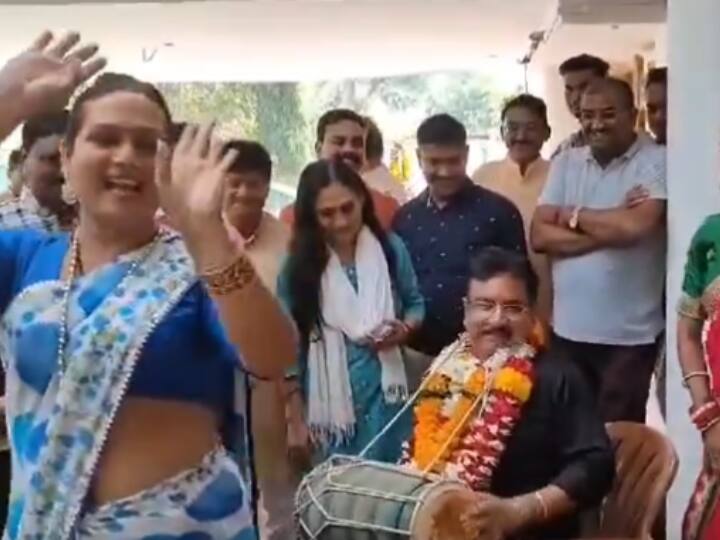 MP Elections Result After winning from Harsud Minister Vijay Shah Dance and sang with transgenders ANN Watch: मध्य प्रदेश चुनाव जीतने के बाद मंत्री जी ने किन्नरों के साथ मनाई खुशियां, ढोलक बजाई और जमकर किया डांस