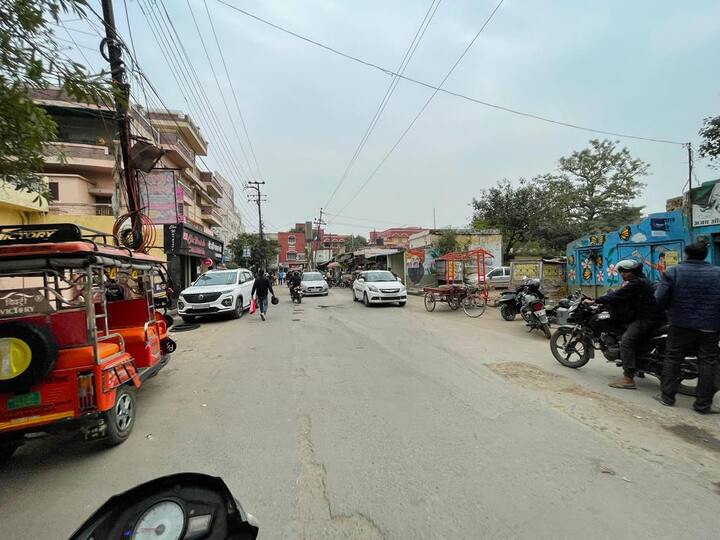 अधिकतम तापमान 24 डिग्री सेल्सियस और न्यूनतम तापमान 19 डिग्री सेल्सियस रिकार्ड किया गया. दो दिनों से अच्छी धूप होने के कारण मौसम सुहाना हो रहा था. आज सुबह सर्द हवाओं से तापमान लुढ़क गया.