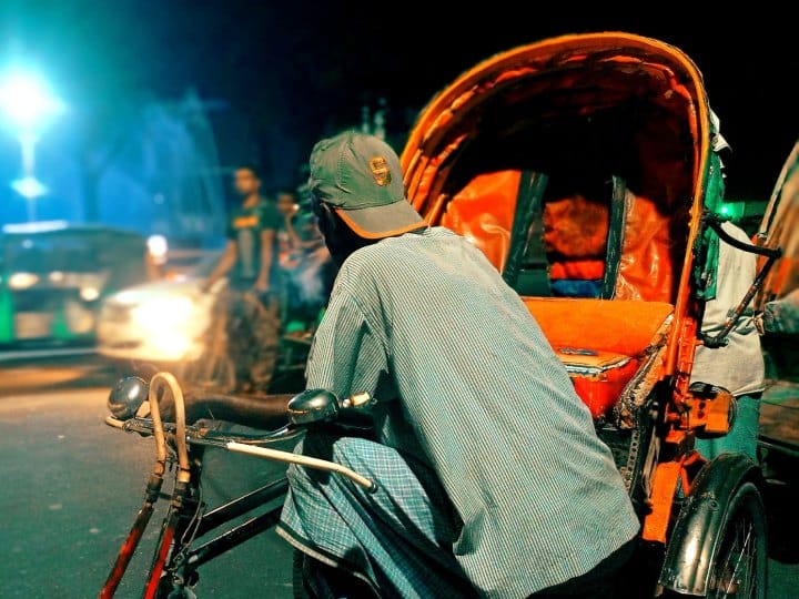 delhi rickshaw puller video viral woman touches rickshaw puller On Road दिल्ली की रोड पर रिक्शा चालक के साथ युवती ने की गंदी हरकत
