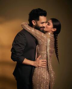 कभी किया किस तो कभी लगाया गले, कैमरे के सामने पति सूरज संग रोमांटिक हुईं Mouni Roy, कपल की तस्वीरों ने इंटरनेट का बढ़ाया पारा