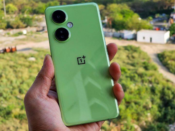 OnePlus Nord CE 3 5G: इस फोन में आपको 6.7 इंच की एमोलेड डिस्प्ले 120hz के रिफ्रेश रेट के साथ मिलती है. ये मोबाइल फोन गेमिंग के लिहाज से बढ़िया है. फोन में  Snapdragon 782G चिपसेट, 50MP Sony IMX890 सेंसर और 256GB तक का स्टोरेज सपोर्ट मिलता है. मोबाइल फोन को आप अमेजन या वनप्लस के आधिकारिक वेबसाइट से खरीद सकते हैं.