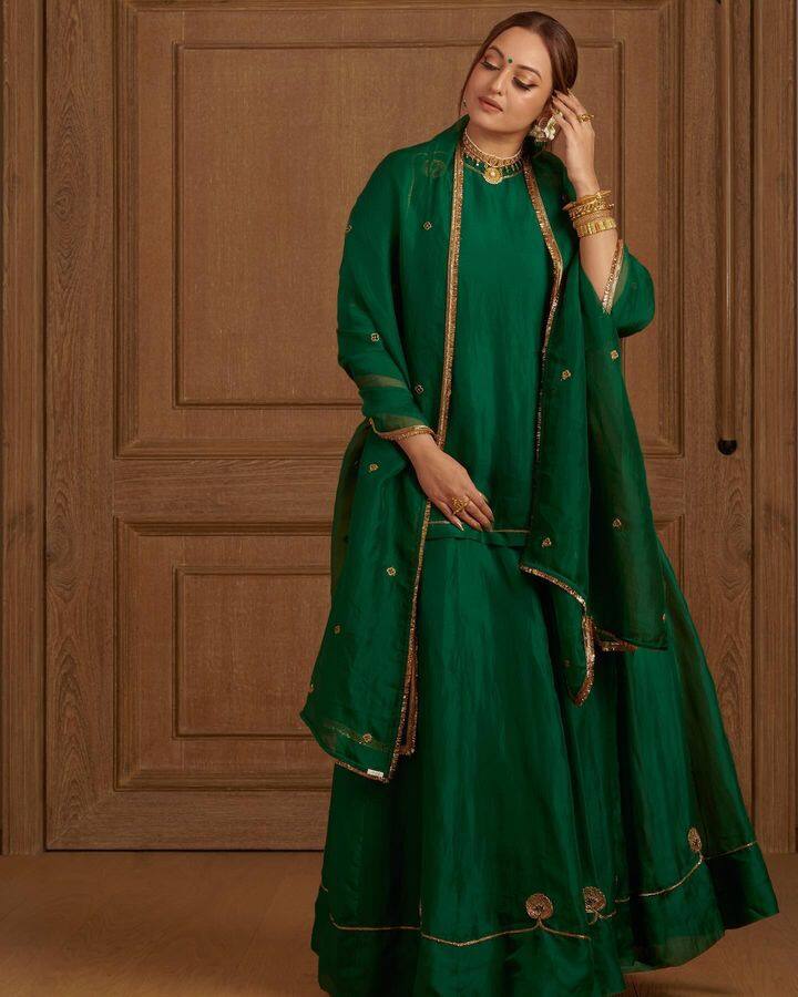 सोनाक्षी सिन्हा ही बडे मियाँ-छोटे मियाँ या चित्रपटामधून प्रेक्षकांच्या भेटीस येणार आहे.