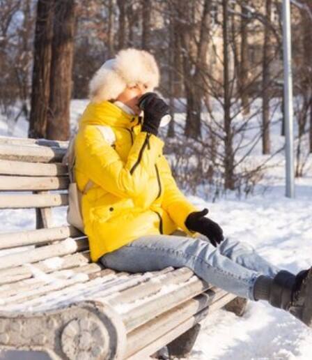 ਕੁੱਝ ਲੋਕ ਸਰਦੀਆਂ ’ਚ ਘੱਟ ਰੌਸ਼ਨੀ ਤੇ ਧੁੱਧ ਕਾਰਨ ਸੀਜ਼ਨਲ ਡਿਪ੍ਰੈਸ਼ਨ ਦਾ ਸ਼ਿਕਾਰ ਹੋ ਜਾਂਦੇ ਹਨ। ਅਜਿਹੇ ’ਚ ਧੁੱਪ ’ਚ ਕੁਝ ਦੇਰ ਬੈਠਣ ਨਾਲ ਸੀਜ਼ਨਲ ਡਿਪ੍ਰੈਸ਼ਨ ਦੀ ਸਮੱਸਿਆ ਨੂੰ ਦੂਰ ਕੀਤਾ ਜਾ ਸਕਦਾ ਹੈ।ਇਸ ਹਲਕੀ ਜਿਹੀ ਨਿੱਘੀ ਧੁੱਪ ਵਿੱਚ ਬੈਠਣ ਨਾਲ ਨਾ ਸਿਰਫ਼ ਸਰੀਰ ਨੂੰ ਨਿੱਘ ਮਿਲਦਾ ਹੈ ਸਗੋਂ ਸਿਹਤ ਲਈ ਵੀ ਕਈ ਫਾਇਦੇ ਹੁੰਦੇ ਹਨ।