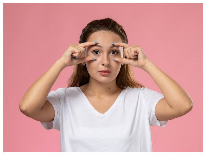 बेल्स पॉल्सी यह फेसियल नर्व की समस्या है जिससे पलकों और चेहरे की मांसपेशियों में कमजोरी आती है. और पलकें झड़ने लगती है.