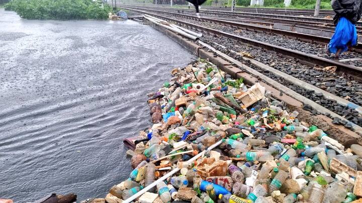 தண்ணீர் வடிகால் கட்டமைப்பு சரியாக இல்லாத காரணத்தால், மழை நீர் தேங்கி உள்ளது என்பது பலரது குற்றச்சாட்டாக உள்ளது. ப்ளாஸ்டிக் குப்பைகளை அங்கங்கு வீசியதால், தண்ணீர் பூமிக்கு செல்ல இயலாத அவலநிலை ஏற்பட்டுள்ளதாக சற்றுச்சூழல் ஆர்வலர்கள் தெரிவித்துள்ளனர். இதுபோன்ற பேரிடர் வருவதற்கு மக்களாகிய நாமும், முக்கிய காரணம் என்பதே நிதர்சனமான உண்மை.