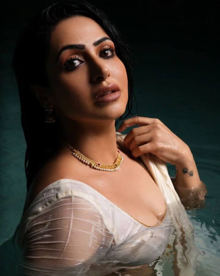 పలు సినిమాలు, సిరీస్లలో నటిస్తూ.. నటిగా మంచి పేరు తెచ్చుకుంటుంది.
