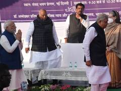 Photos: जब एक फ्रेम में नजर आए पीएम मोदी, खरगे और सोनिया गांधी