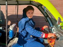 चेनाब घाटी की पहली महिला ई-रिक्शा ड्राइवर, परिवार के लिए बनीं 'संकटमोचक', झेलना पड़ा था विरोध