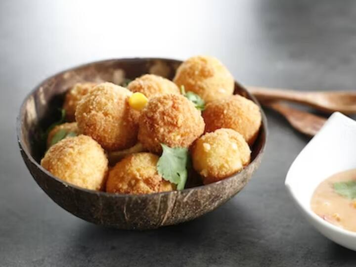 செய்முறை : முதலில் ஒரு பாத்திரத்தில் துருவிய பன்னீர், வெங்காயம், பச்சை மிளகாய், கொத்தமல்லி இலை, உப்பு, காஷ்மீரி மிளகாய் தூள், சாட் மசாலா மற்றும் கடலை மாவு போட்டு, சப்பாத்தி மாவு பதத்திற்கு நன்கு பிசைந்து கொள்ளவும்.