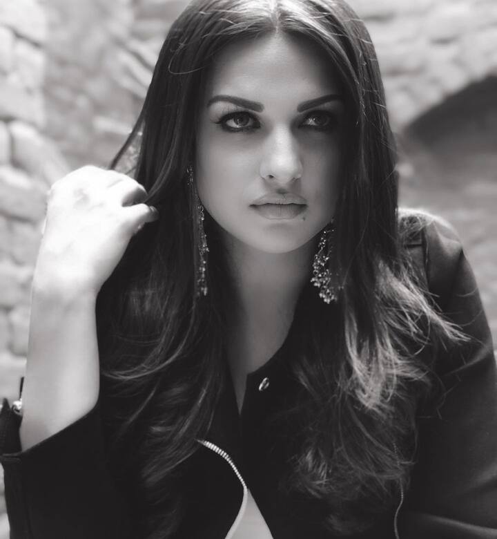 हिमांशी खुराना ने अपने ब्रेकअप की जानकारी इंस्टाग्राम अकाउंट पर एक पोस्ट शेयर कर दी है. इसमें उन्होंने लिखा कि, ‘हम अपनी अलग-अलग धार्मिक मान्यताओं की वजह से अपने प्यार की कुर्बानी दे रहे हैं. ऐसे में हम आपसे रिक्वेस्ट करते हैं कि हमारी प्राइवेसी की रिस्पेक्ट करें..हिमांशी.’