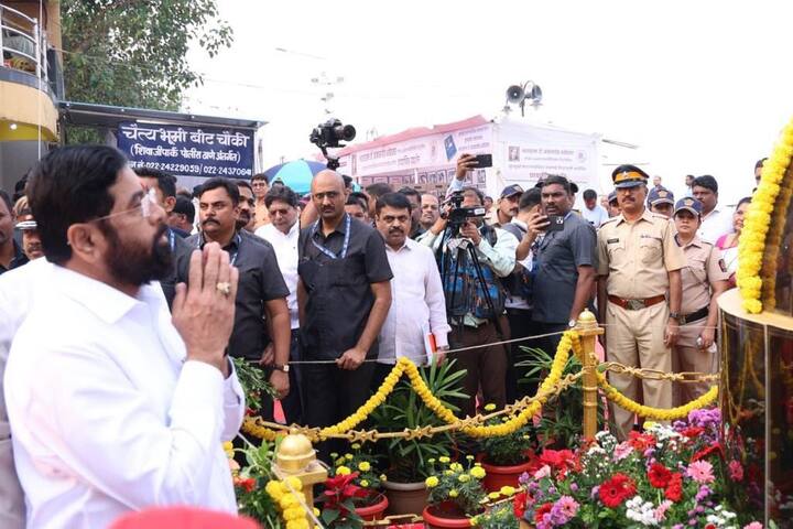 डॉ. बाबासाहेब आंबेडकर यांच्या या स्मृतिस्थळाला राज्यपालांसह मुख्यमंत्री, दोन्ही उपमुख्यत्री यांनी भेट देऊन पुष्पचक्र अर्पण केले. ( Photo Credit : Twitter/@mieknathshinde )