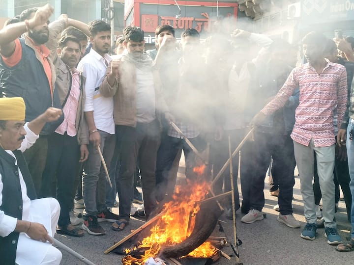 The supporters of Rajput leader Sukhdev Singh Gogamedi burn tyres during Rajasthan bandh. (Photo: PTI)