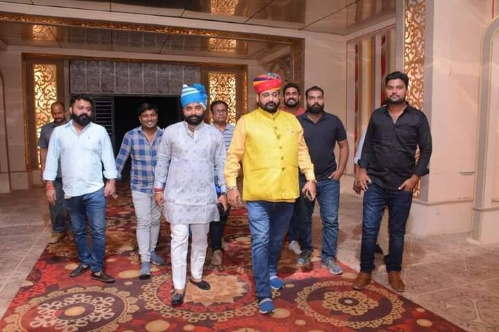 Karni Sena Sukhdev Singh Gogamedi Murder: राजस्थान के जयपुर में राष्ट्रीय करणी सेना के अध्यक्ष सुखदेव सिंह गोगामेड़ी की 5 दिसंबर को हत्या कर दी गई. जिसके चलते करणी सेना, राजपूत समाज और अन्य समाज गुस्से में है.