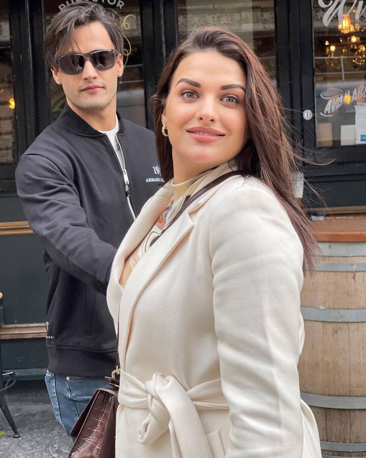 इसके बाद जब हिमांशी को आसिम का सपोर्ट करने का मौका मिला तो उन्होंने शो में दोबारा एंट्री ली. वहीं हिमांशी को देखते ही आसिम काफी खुश हो गए और उन्हें नेशनल टीवी पर प्रपोज कर डाला. तब दिल के हाथों मजबूर होकर हिमांशी ने अपना 10 साल पुराना रिश्ता तोड़ दिया था और आसिम को हां कर दी.