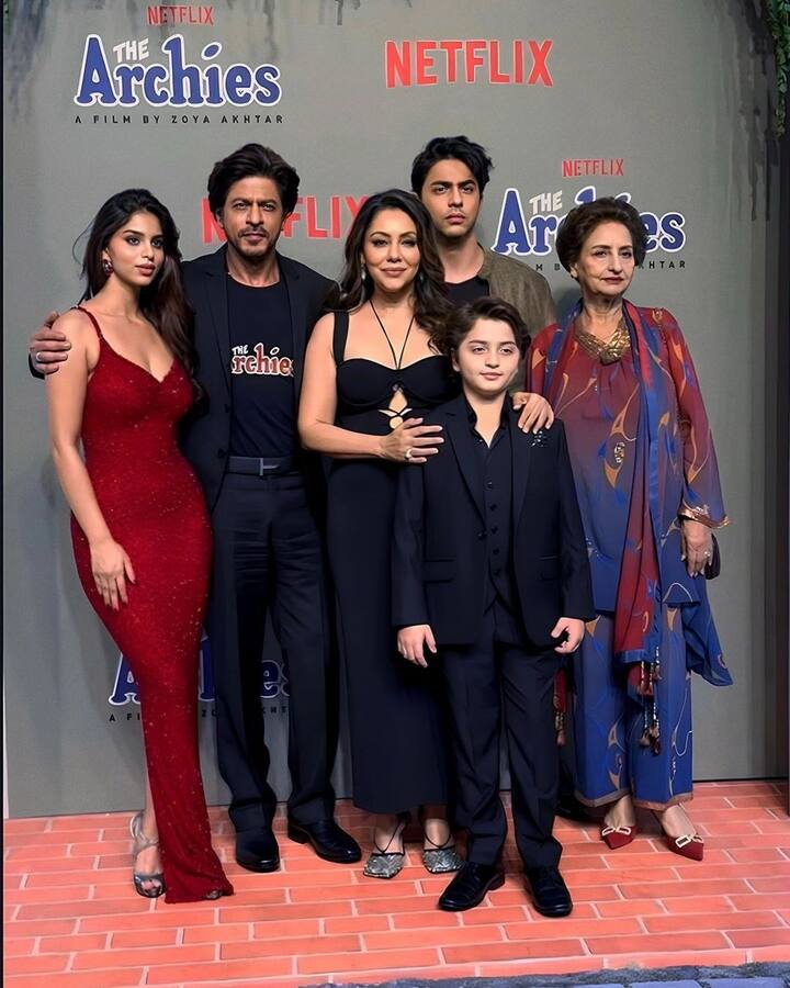 এই ছবির সঙ্গে অভিনয়ে পথচলা শুরু করছেন শাহরুখ খানের কন্যা সুহানা খান। এদিন প্রিমিয়ারে এসেছিলেন কিং খান, গৌরী খান, আরিয়ান ও আব্রাম।