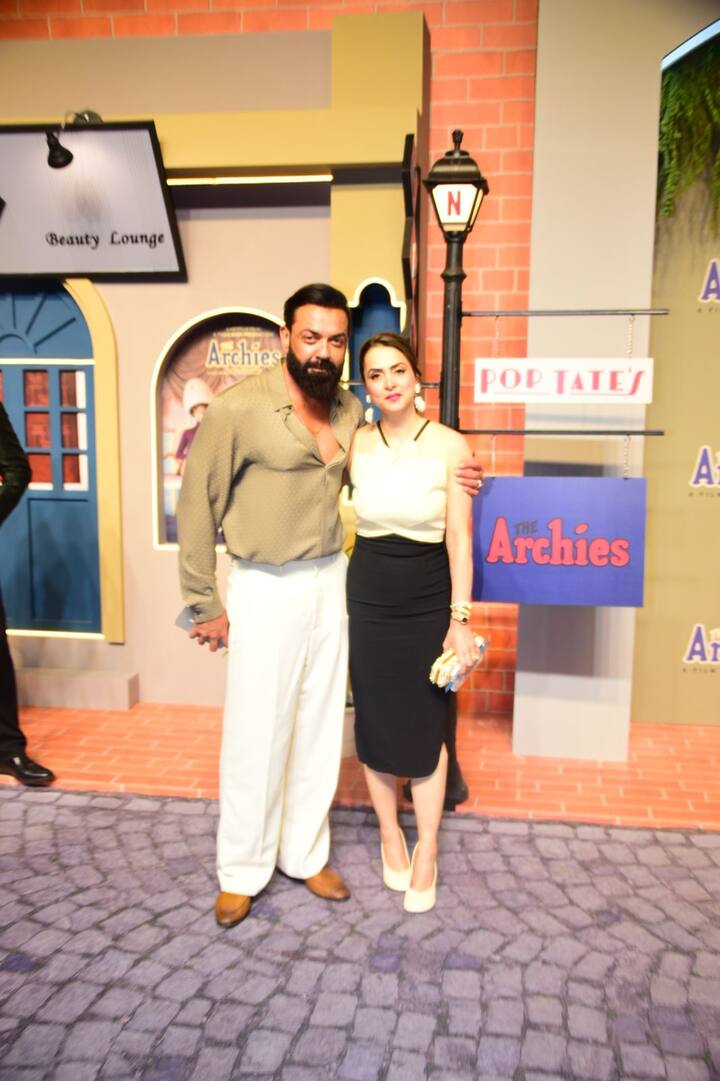 এখন 'অ্যানিম্যাল' ছবির সাফল্য উপভোগ করছেন ববি দেওল। এদিনের প্রিমিয়ারে স্ত্রী তানিয়ার সঙ্গে হাজির হলেন পর্দার 'আব্রার'।